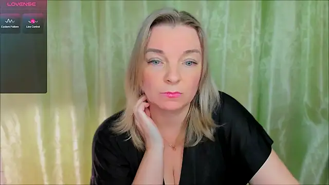 Snapshot of Regina__blue chatting on 03.22.25 Regina  blue online show from 03.22.25