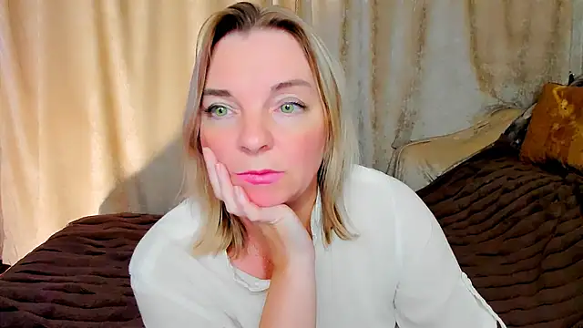 Snapshot of Regina__blue chatting on 09.14.25 Regina  blue online show from 09.14.25