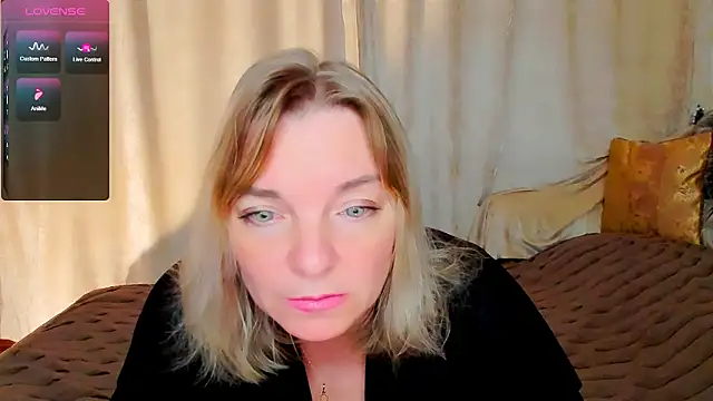 Snapshot of Regina__blue chatting on 09.21.25 Regina  blue online show from 09.21.25