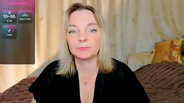 Snapshot of Regina__blue chatting on 10.17.25 Regina  blue online show from 10.17.25