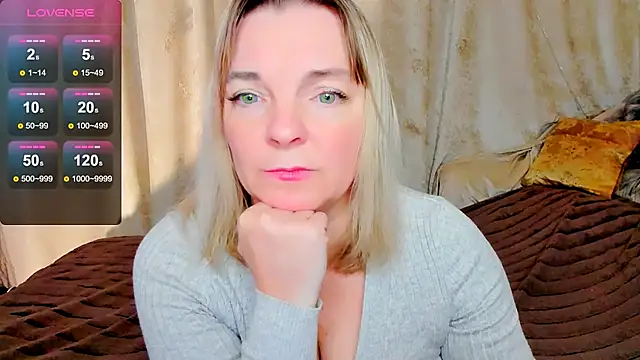 Snapshot of Regina__blue chatting on 10.21.25 Regina  blue online show from 10.21.25