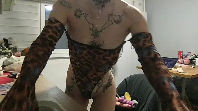 MoonAgnes online show from 11.17.25