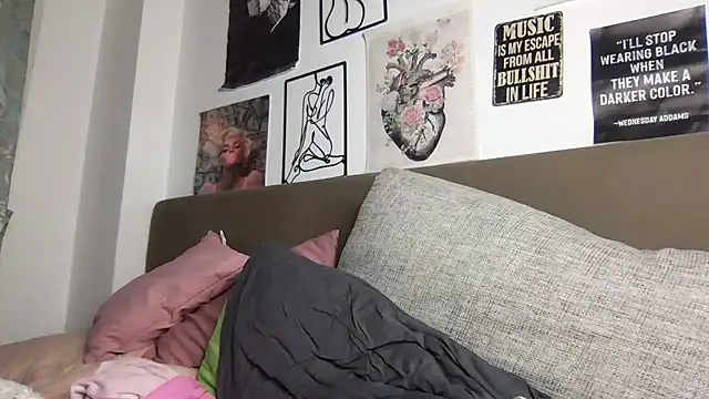 MoonAgnes online show from 11.27.25