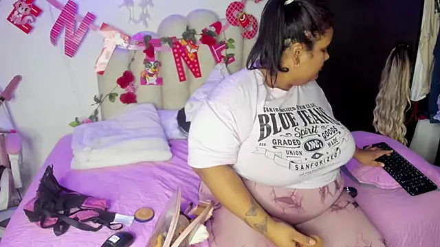 Snapshot of NaomiAsha chatting on 02.06.25 NaomiAsha online show from 02.06.25