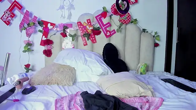 Snapshot of NaomiAsha chatting on 02.15.25 NaomiAsha online show from 02.15.25