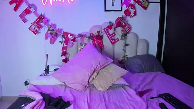 Snapshot of NaomiAsha chatting on 02.20.25 NaomiAsha online show from 02.20.25