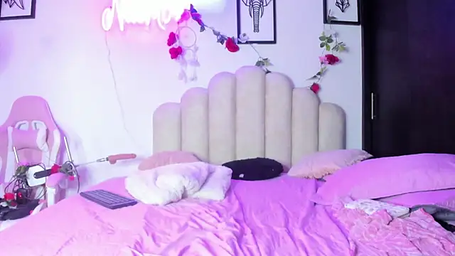 Snapshot of NaomiAsha chatting on 03.18.25 NaomiAsha online show from 03.18.25