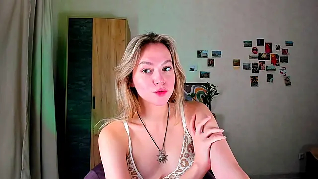 Snapshot of Niky__Jess chatting on 12.16.24 Niky  Jess online show from 12.16.24