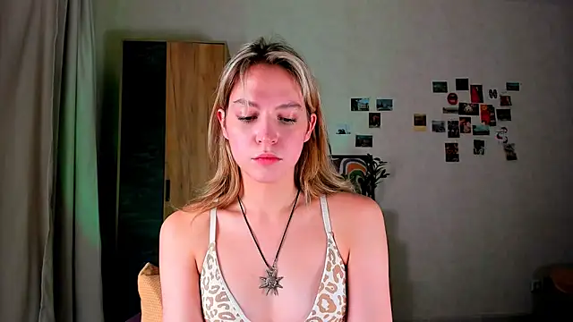 Snapshot of Niky__Jess chatting on 12.16.24 Niky  Jess online show from 12.16.24