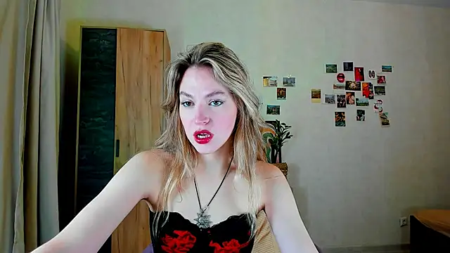 Snapshot of Niky__Jess chatting on 12.17.24 Niky  Jess online show from 12.17.24