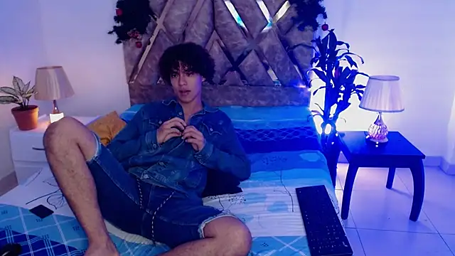 Snapshot of nickolas_moon chatting on 12.16.24 nickolas moon online show from 12.16.24