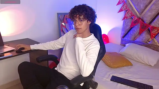 Snapshot of nickolas_moon chatting on 02.17.25 nickolas moon online show from 02.17.25