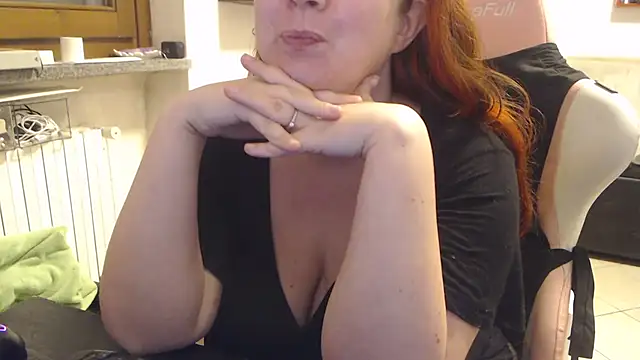 Snapshot of valerysexy chatting on 09.25.25 valerysexy online show from 09.25.25