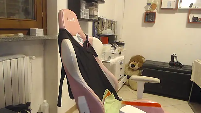 Snapshot of valerysexy chatting on 10.22.25 valerysexy online show from 10.22.25