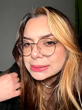 Snapshot of NatyOlson chatting on 10.26.25 NatyOlson online show from 10.26.25