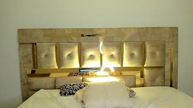 Ari sunshine  online show from 10.03.25