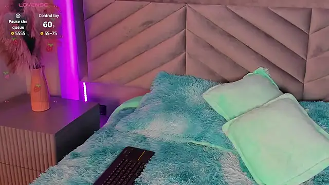 Snapshot of Ary_thompson__ chatting on 12.26.24 Ary thompson online show from 12.26.24