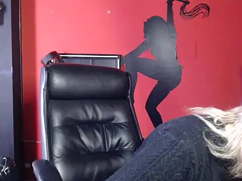 Snapshot of KLOE_PIELL chatting on 04.25.26 KLOE PIELL online show from 04.25.26