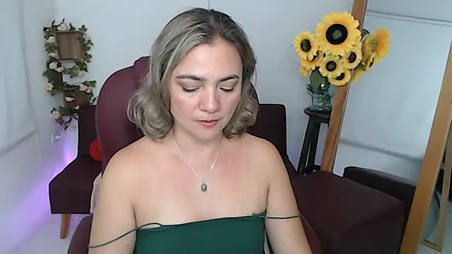 Snapshot of Ghada_milf chatting on 06.08.26 Ghada milf online show from 06.08.26