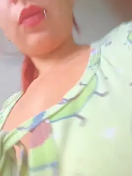 Snapshot of MiaLujan_ chatting on 02.10.25 MiaLujan online show from 02.10.25