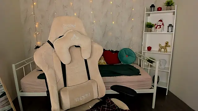 Snapshot of Miley_Brown_ chatting on 12.29.24 Miley Brown online show from 12.29.24