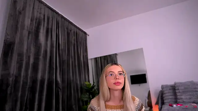 Snapshot of KylieJoyce chatting on 10.15.25 KylieJoyce online show from 10.15.25