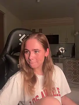 Snapshot of SkyBriii chatting on 09.20.25 SkyBriii online show from 09.20.25