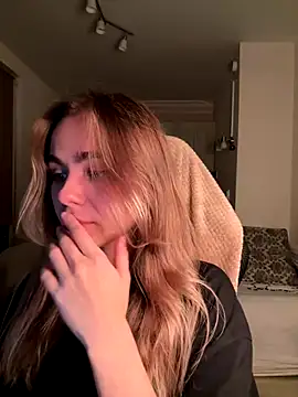 Snapshot of SkyBriii chatting on 09.23.25 SkyBriii online show from 09.23.25