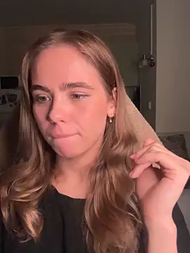 Snapshot of SkyBriii chatting on 09.26.25 SkyBriii online show from 09.26.25