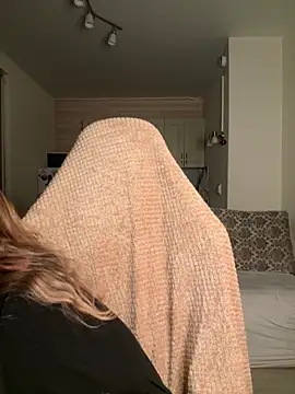 Snapshot of SkyBriii chatting on 09.30.25 SkyBriii online show from 09.30.25