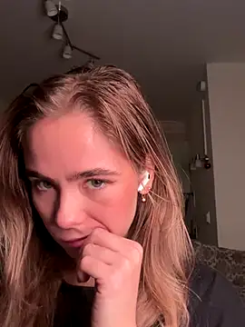 Snapshot of SkyBriii chatting on 10.27.25 SkyBriii online show from 10.27.25