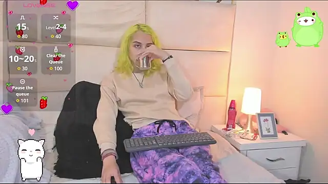 Snapshot of -kisa_ chatting on 10.24.25 -kisa  online show from 10.24.25