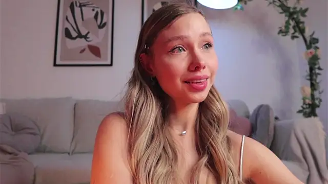 Snapshot of april_blush chatting on 10.02.25 april blush online show from 10.02.25