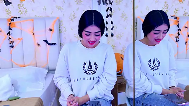 Mia-Monroe online show from 10.22.25