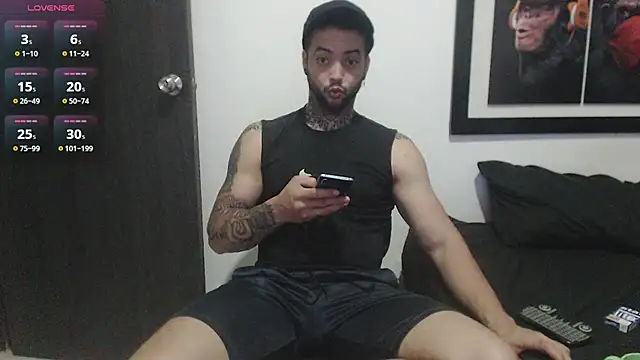 Snapshot of maxi_rogger18 chatting on 03.20.25 maxi rogger18 online show from 03.20.25