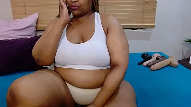 HotCurvyAssx38 online show from 09.22.25