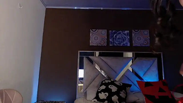 Snapshot of SophiaJoliebm chatting on 10.23.25 SophiaJoliebm online show from 10.23.25