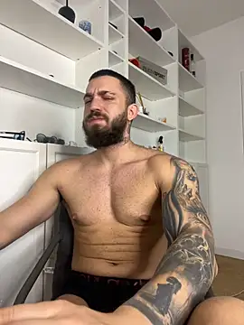 Snapshot of LoveIsBlind_ chatting on 10.03.25 LoveIsBlind online show from 10.03.25