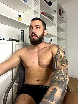 Snapshot of LoveIsBlind_ chatting on 10.04.25 LoveIsBlind online show from 10.04.25