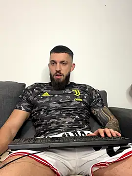 Snapshot of LoveIsBlind_ chatting on 10.31.25 LoveIsBlind online show from 10.31.25