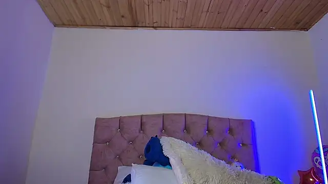 Snapshot of miaa_saenz1 chatting on 09.17.25 miaa saenz1 online show from 09.17.25