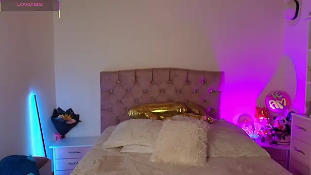 Snapshot of miaa_saenz1 chatting on 10.25.25 miaa saenz1 online show from 10.25.25