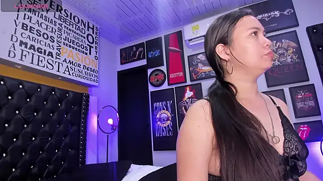Snapshot of MADISSONLOVE_ chatting on 03.11.25 MADISSONLOVE online show from 03.11.25