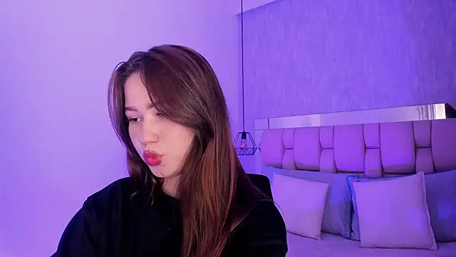 Snapshot of Roxie-Summers11 chatting on 02.14.25 Roxie-Summers11 online show from 02.14.25