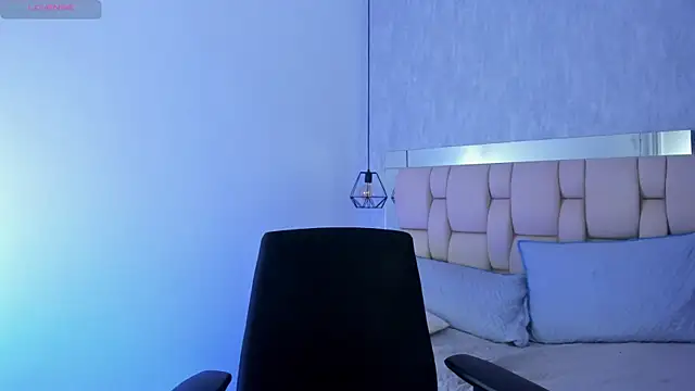 Snapshot of Roxie-Summers11 chatting on 02.20.25 Roxie-Summers11 online show from 02.20.25