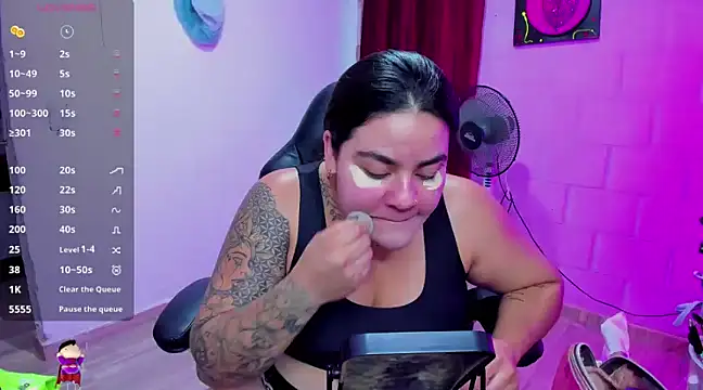 Snapshot of Sharon_hils chatting on 12.20.24 Sharon hils online show from 12.20.24