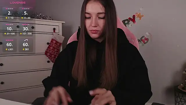 Snapshot of Bellla_Haddid chatting on 12.31.24 Bellla Haddid online show from 12.31.24