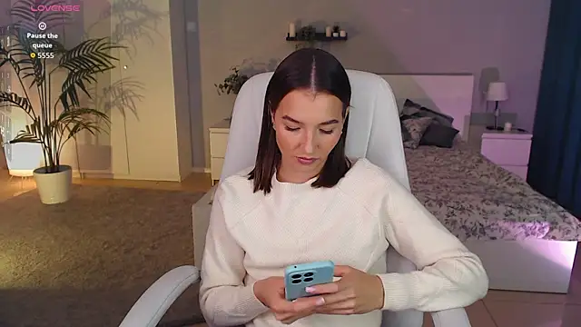 Snapshot of Bellla_Haddid chatting on 09.13.25 Bellla Haddid online show from 09.13.25