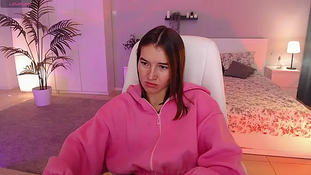 Snapshot of Bellla_Haddid chatting on 09.16.25 Bellla Haddid online show from 09.16.25