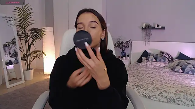 Snapshot of Bellla_Haddid chatting on 09.24.25 Bellla Haddid online show from 09.24.25